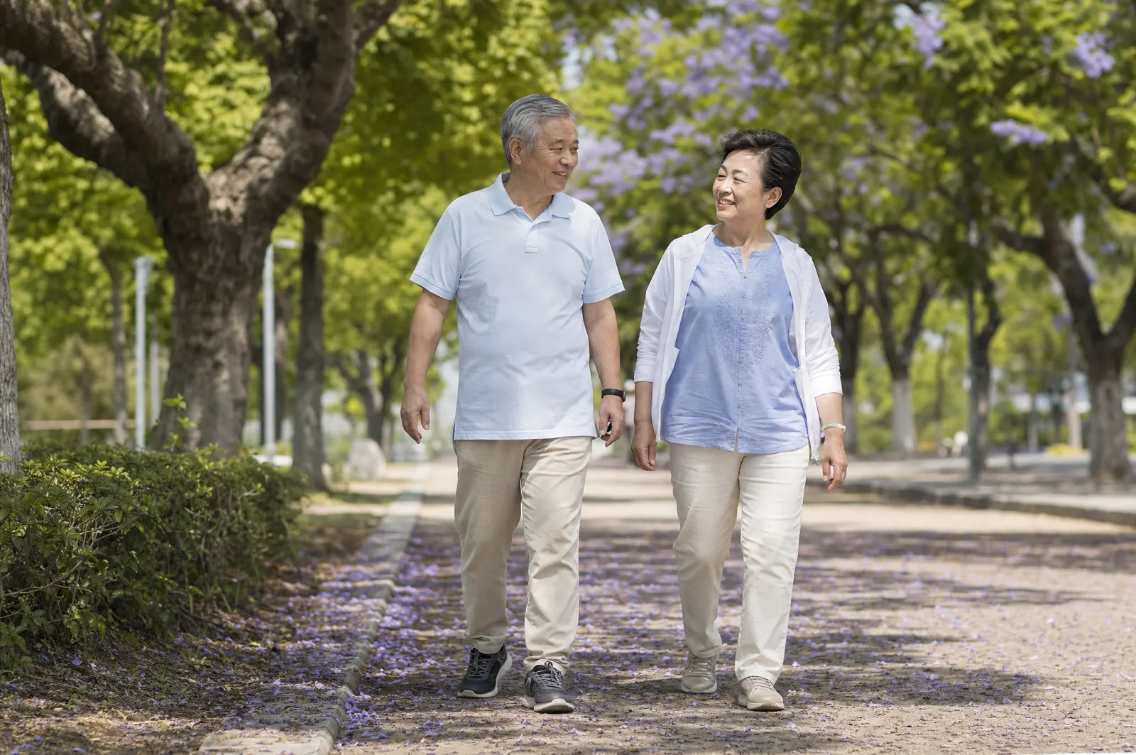 Senior couple walking comfortably together in a sunny Arcadia park